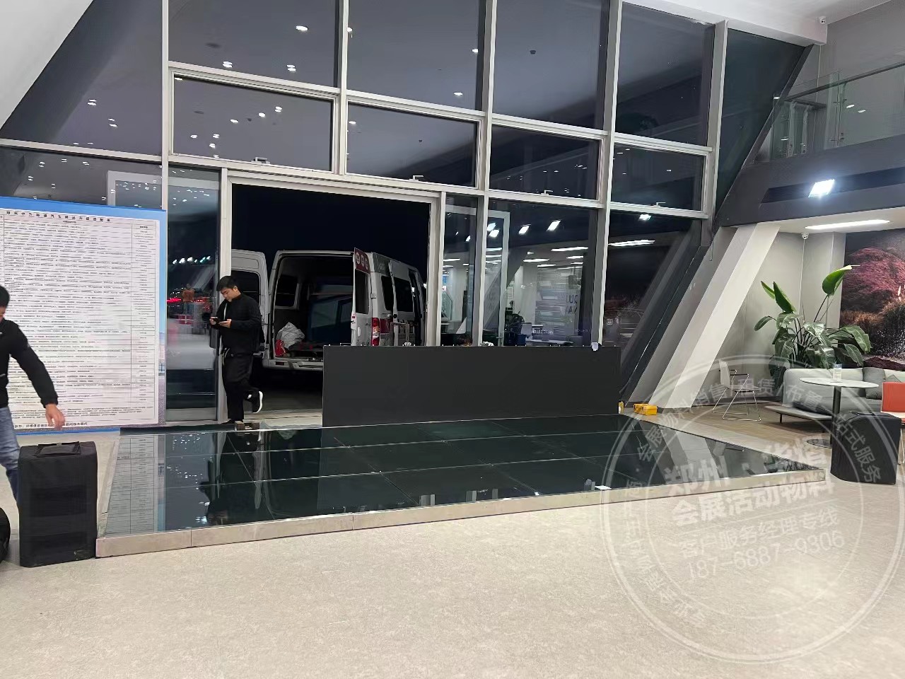 郑州奥迪4S店玻璃地台出租展车地台租赁
